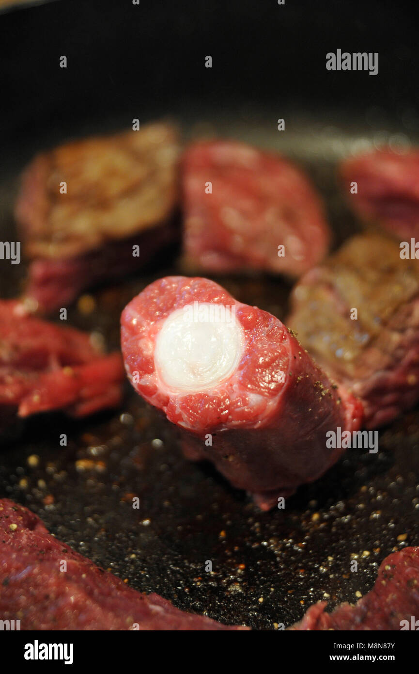 Browning aus Rindfleisch skirt Steak und einem ochsenschwanz Fleisch in der Pfanne für eine Kasserolle oder Beef Bourguignon Stockfoto