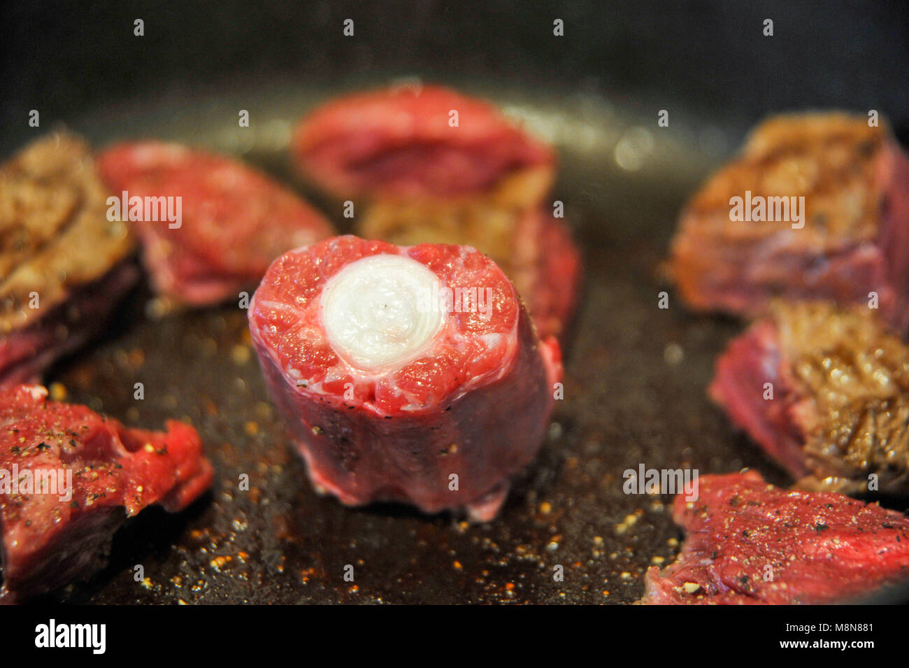 Browning aus Rindfleisch skirt Steak und einem ochsenschwanz Fleisch in der Pfanne für eine Kasserolle oder Beef Bourguignon Stockfoto