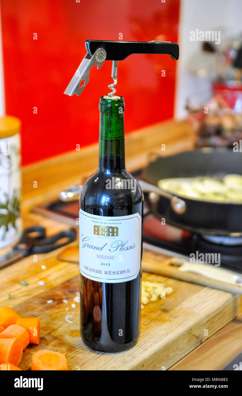 Flasche Grand Plessis Medoc Rotwein aus Frankreich mit Korkenzieher Stockfoto