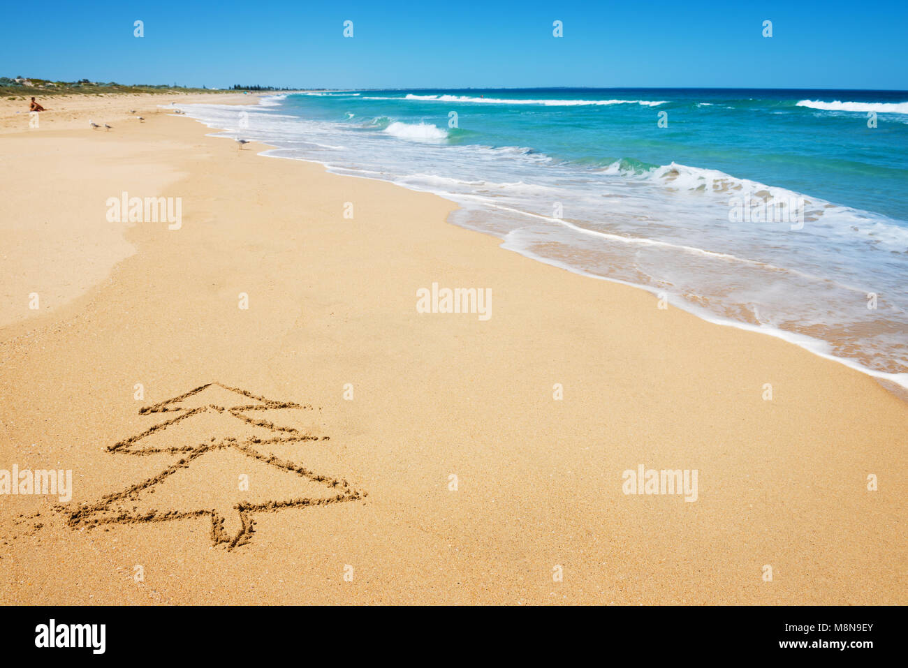 Zeichnung der Weihnachtsbaum am Strand Sand - Weihnachten, Urlaub, Ferien und Reisen Konzept Stockfoto