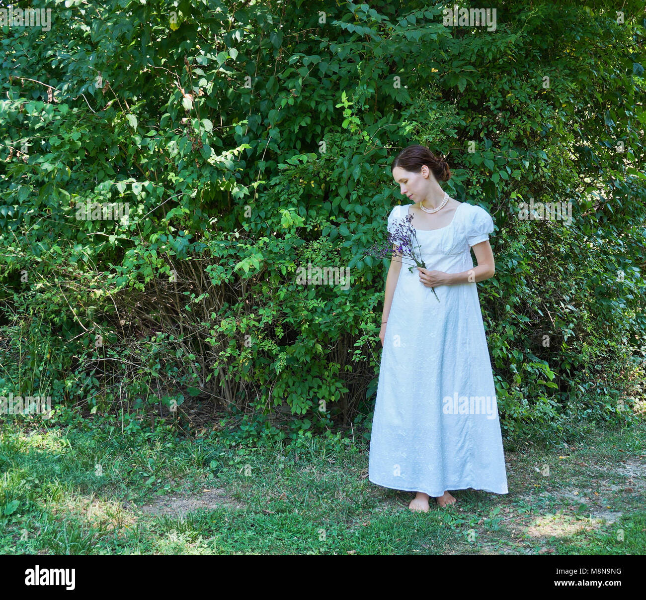 Mädchen in einem weißen Kleid Stockfoto