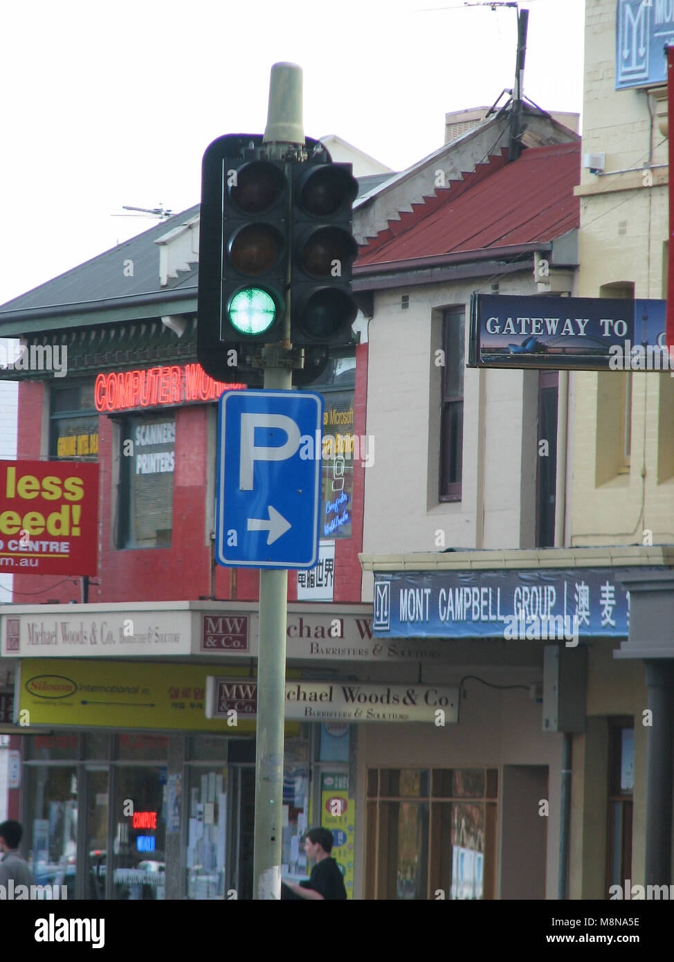 GRÜNE AMPEL UND VERSCHIEDENE SCHILDER, DARUNTER EIN PARKSCHILD IM ZENTRALEN GESCHÄFTSVIERTEL VON SYDNEY. NEW SOUTH WALES, AUSTRALIEN. Stockfoto