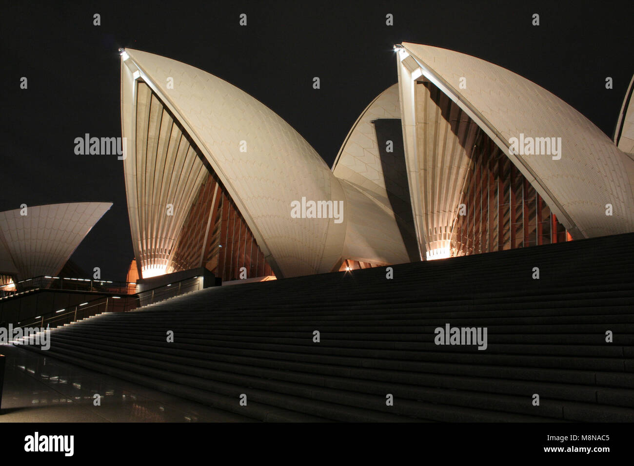 NACHTANSICHT DES OPERNHAUSES VON SYDNEY, NEW SOUTH WALES, AUSTRALIEN. Stockfoto