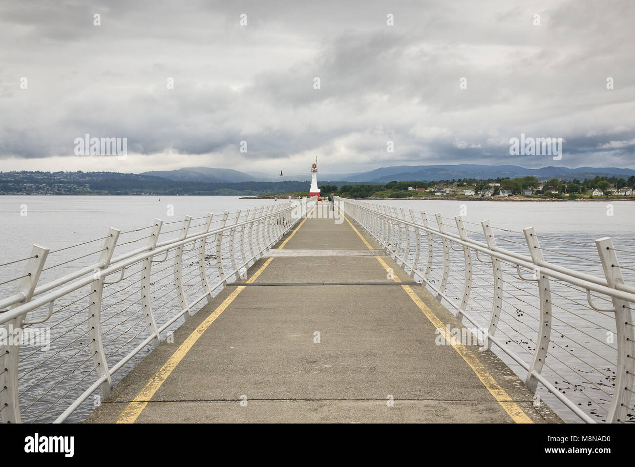 Blick auf den Leuchtturm an der Mole in Ogden Point. Diese Website funktioniert wie ein Kreuzfahrtschiff Terminal am Victoria BC. Stockfoto