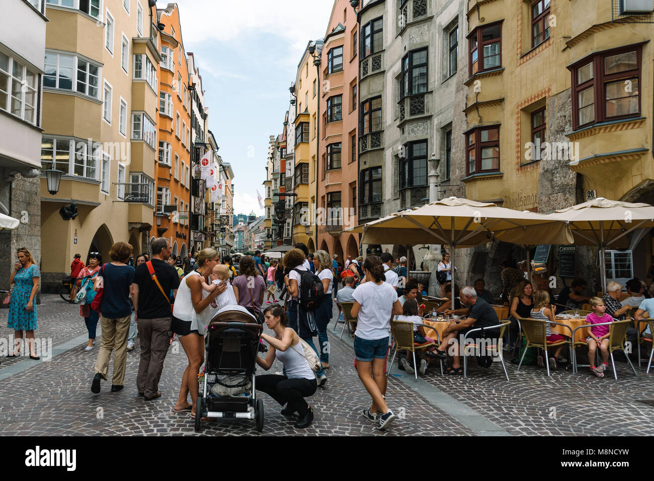 Innsbruck, Österreich - August 9, 2017: Menge der Touristen in Christkindlmarkt in der Nähe des Goldenen Dachl in Herzog Friedrich Straße in der Altstadt von Innsbruck. Stockfoto