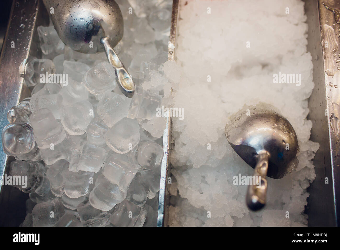 Silver Ice schaufeln in einem großen Eis gefüllten Eimer Stockfoto