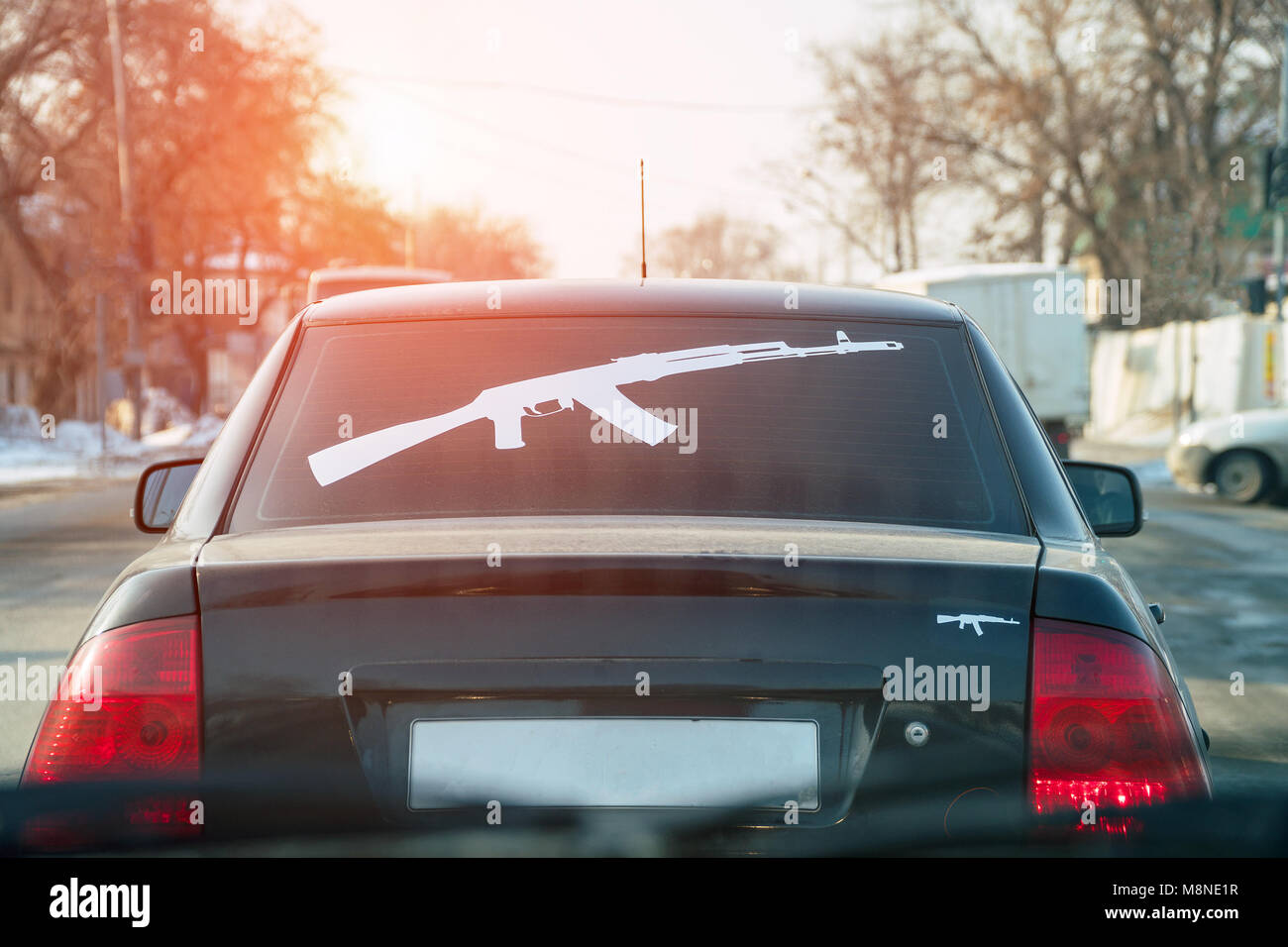 Kalaschnikow Gewehr auf der Heckscheibe des Autos Stockfoto