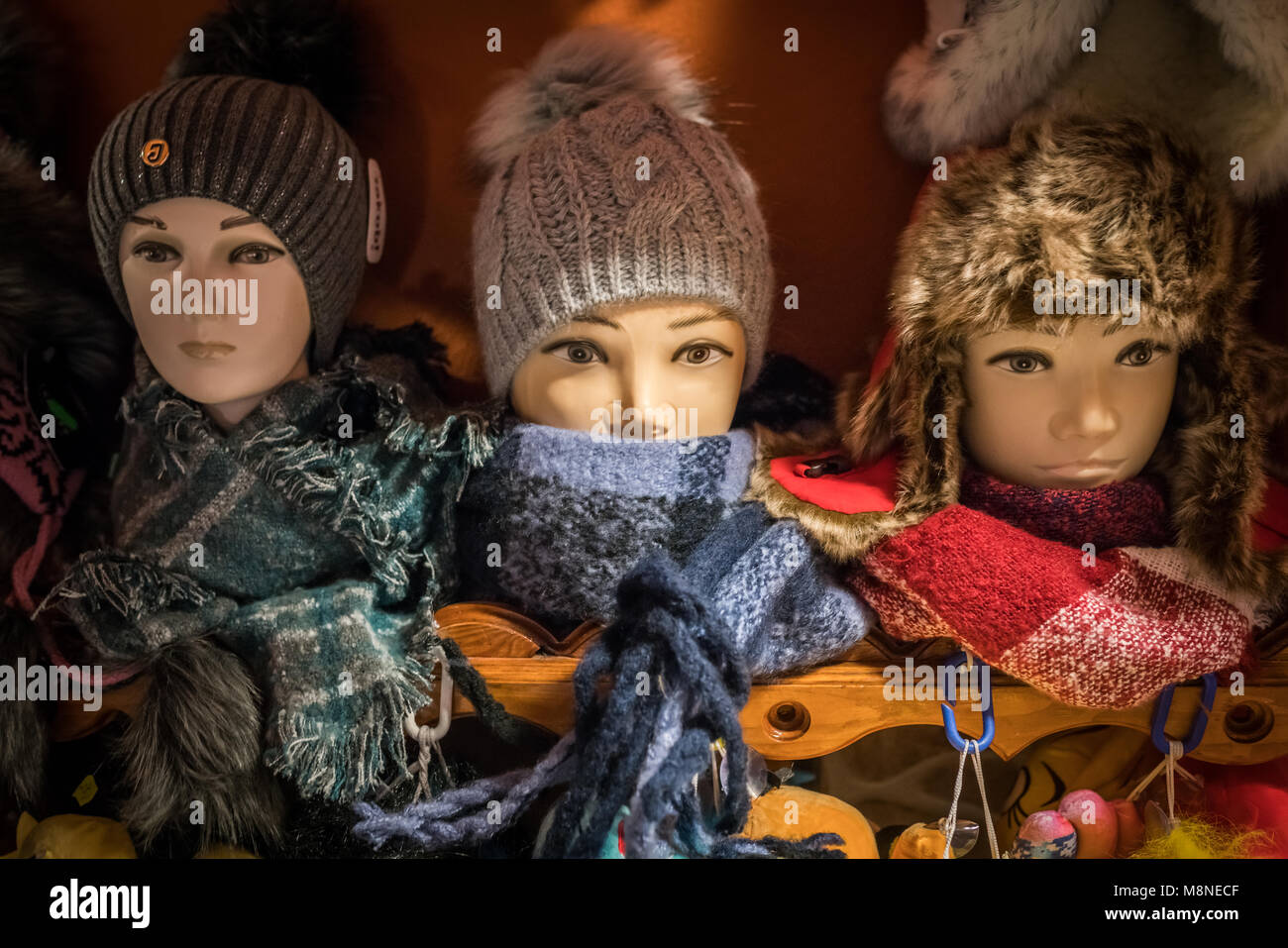 Weibliche Schaufensterpuppe Kopf Werbung warme Mützen, Schals und im Winter warme Kleidung in einem Shop Anzeige in Karpacz, Polen Stockfoto