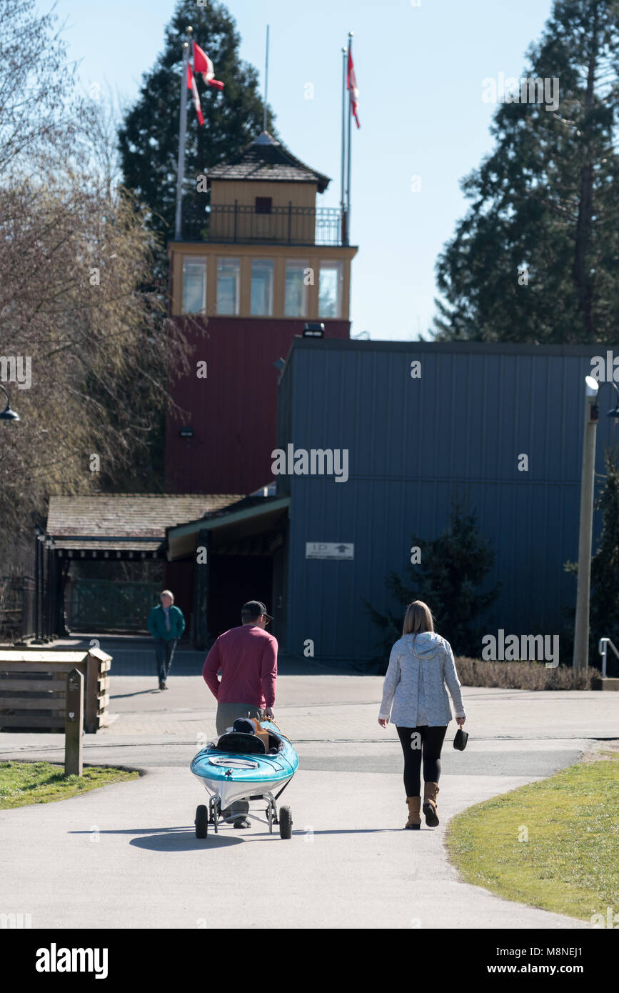 Ziehen Sie ein Kajak auf einem Anhänger entlang der Fort in Fort Trail im Fort Langley, British Columbia. Stockfoto