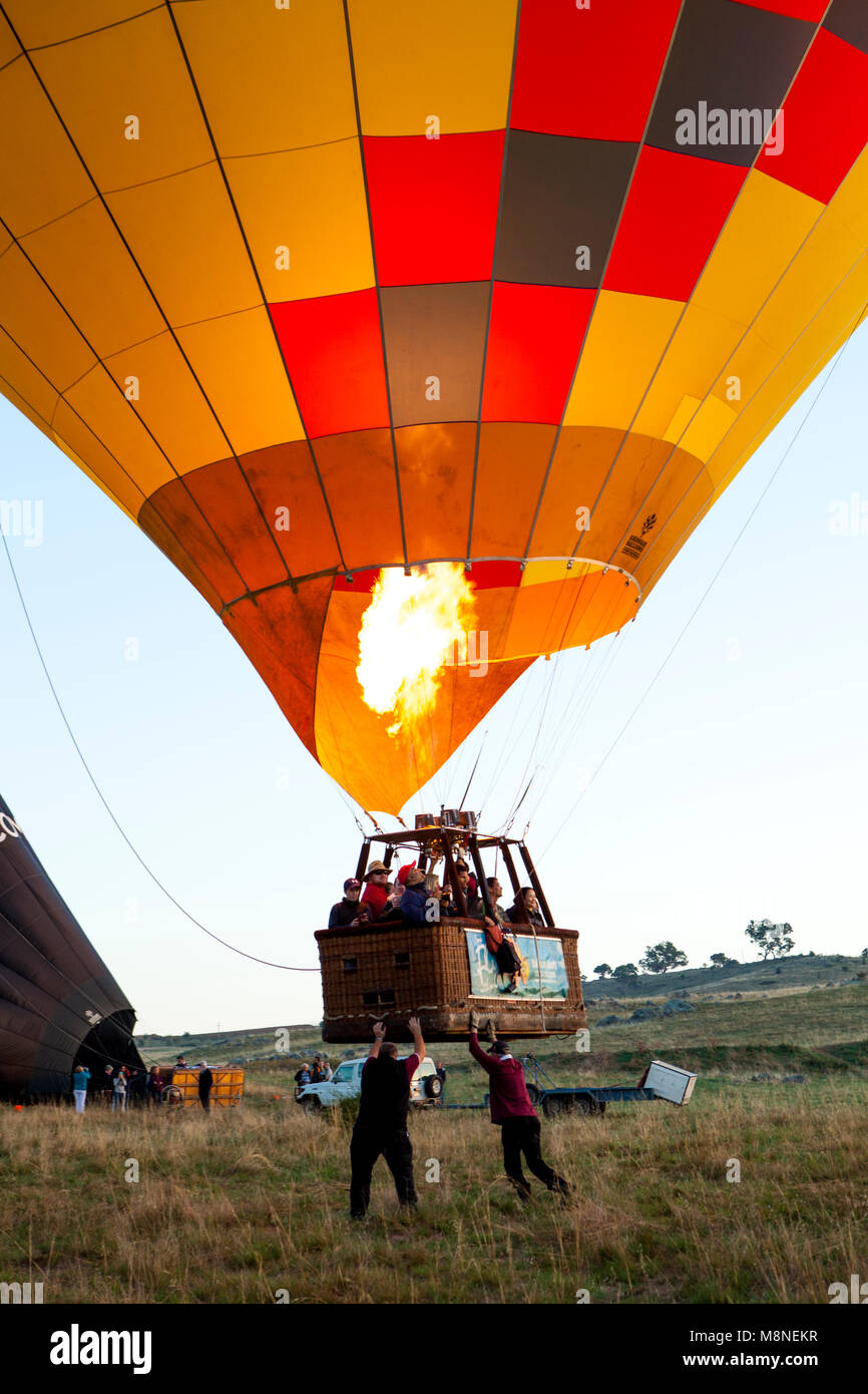 Hot Air Balloon Gasbrenner ausfüllen gelber Ballon mit heißer Luft aus in die Flucht. Teilnehmenden in Canberra Hot Air Balloon Festival Stockfoto
