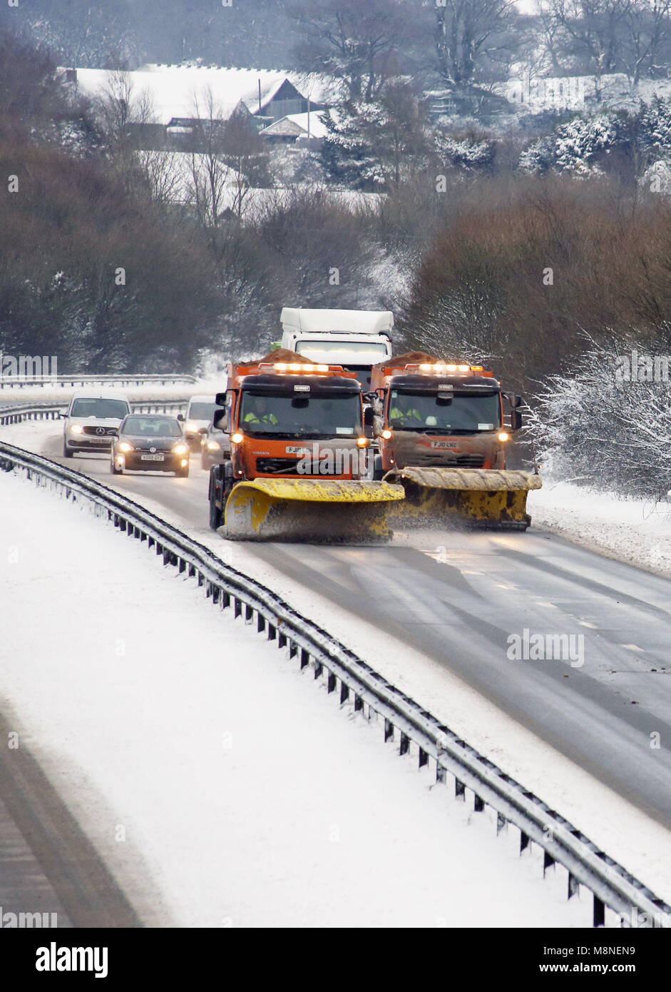 Schneepflüge auf der A30 in der Nähe von Okehampton in Devon, die über Nacht von "erheblichem Schnee" getroffen wurde, sagten die Polizei von Devon und Cornwall, wobei sich die Bedingungen "schnell von passabel zu unmöglich" änderten. Etwa 64 Meilen Straße zwischen der M5 in Exeter und der A38 in Bodmin wurden als Folge geschlossen, während Offiziere und Autobahnen England räumte die Route. Stockfoto