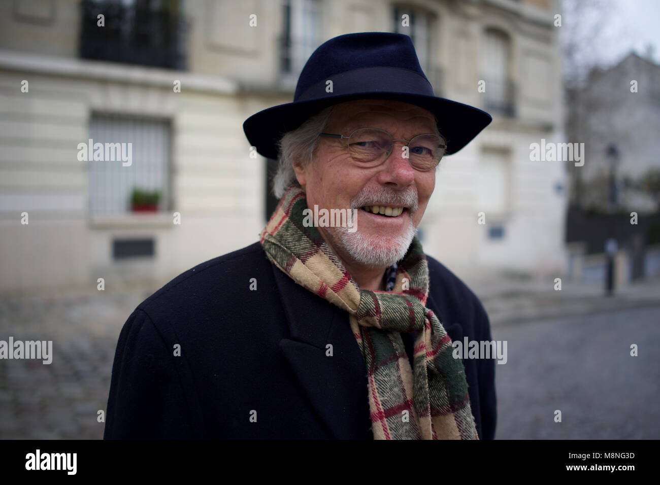 Lächelnder Mann mit Trilby Hut, Paris Stockfoto