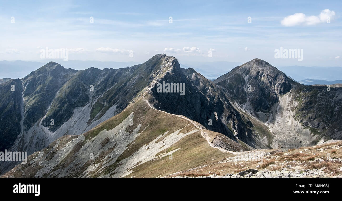 Prislop auf der linken Seite, in der Mitte und Banikov Pachola auf der rechten Seite von Hruba kopa Peak auf rohace Berg Gruppe in der Westlichen Tatra in der Slowakei Stockfoto