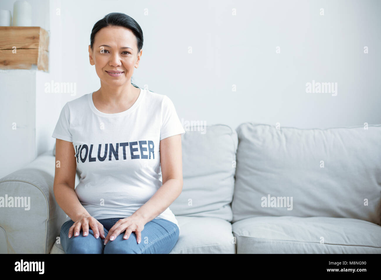 Schöne weibliche Freiwillige Vorbereitung für Service Stockfoto