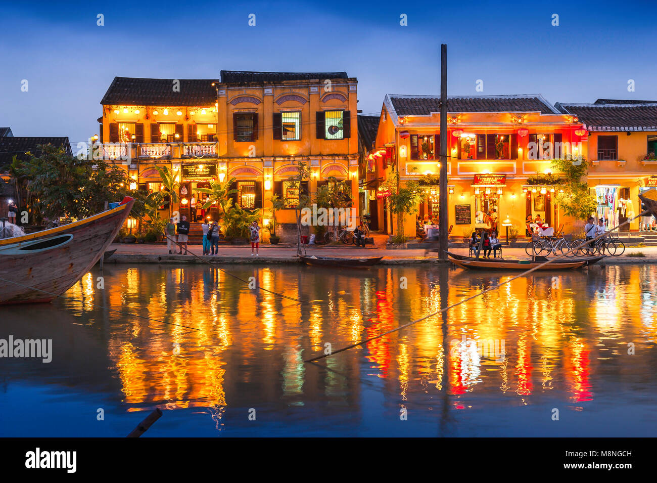 Hoi an Vietnam, Blick am Abend auf das beleuchtete Riverside Bars und Restaurants in der historischen Altstadt touristischen Viertel von Hoi An, Vietnam. Stockfoto