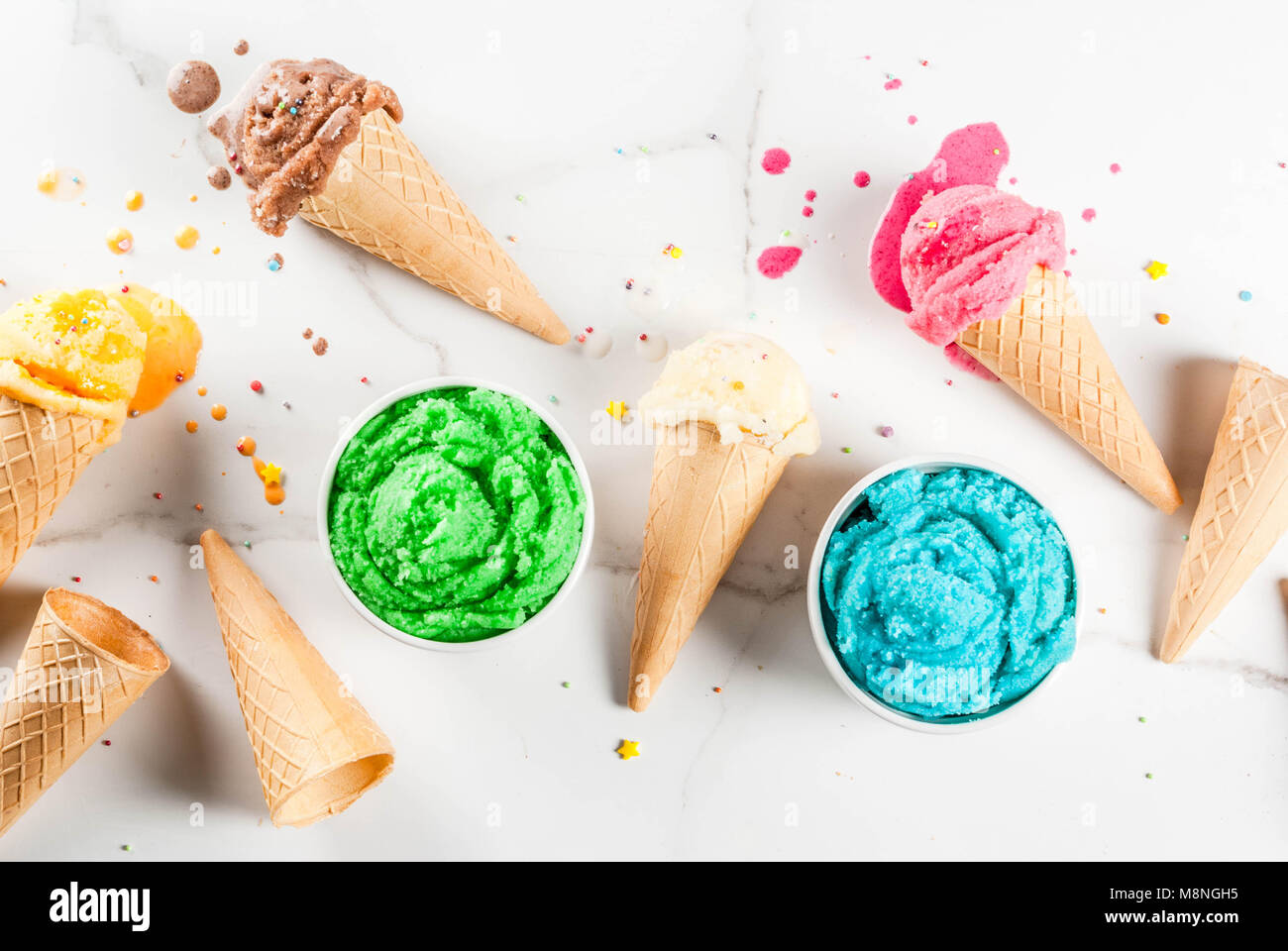 Verschiedenen Hausgemachten Schmelzenden Eis In Schalen Und Waffel Eistüten,  Weiße Vanille, Orange, Pink Berry, Grün, Blau, Chocolate White Marmor  Hinterg Stockfotografie - Alamy