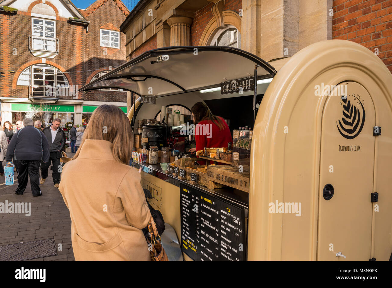 Ein Wagen serviert heiße und kalte Getränke, Snacks und Essen im Stadtzentrum von Winchester, Hampshire, UK Stockfoto