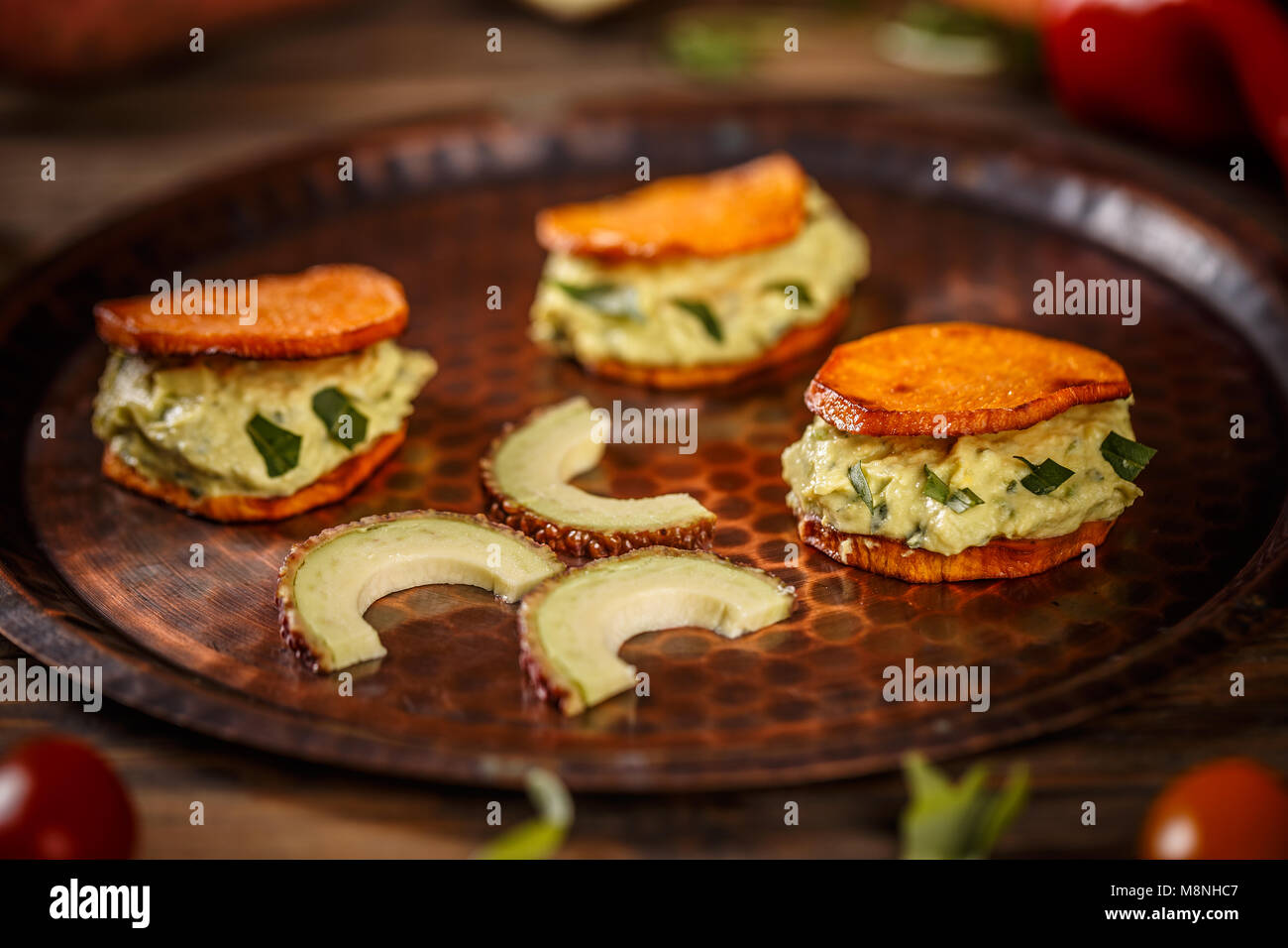 Avocado creme gefüllt in zwei gebratene Kartoffel Slice Stockfoto