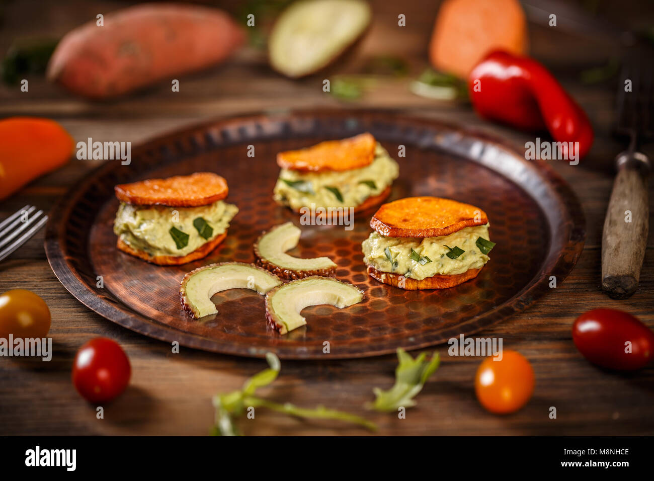 Vegetarische Vorspeise, Frische Avocadocreme und Kartoffel Scheiben Stockfoto