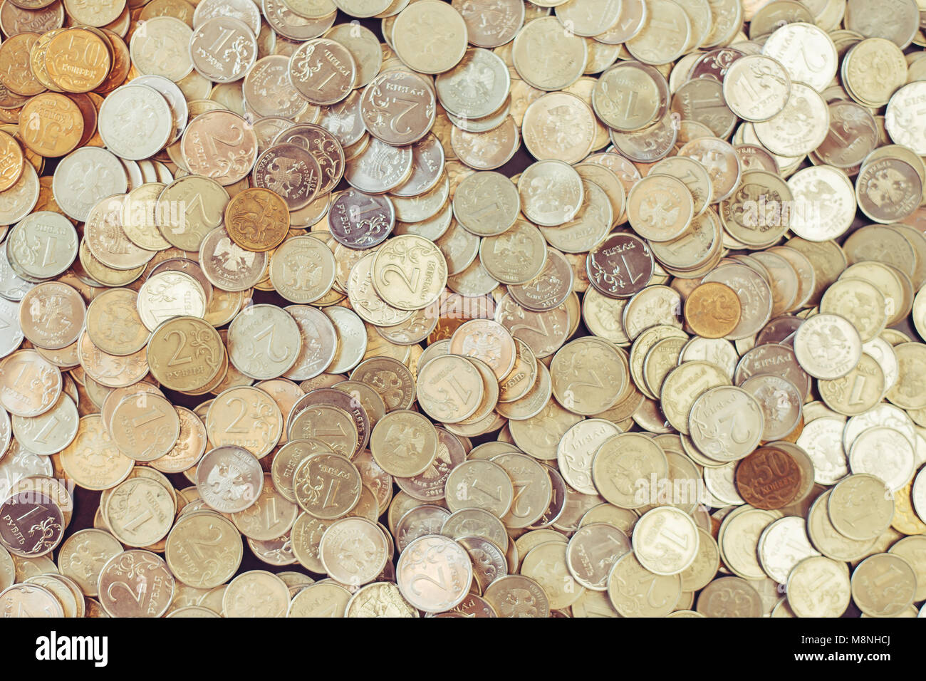Hintergrund der Gold- und Silbermünzen. Viele russische Rubel. Stockfoto