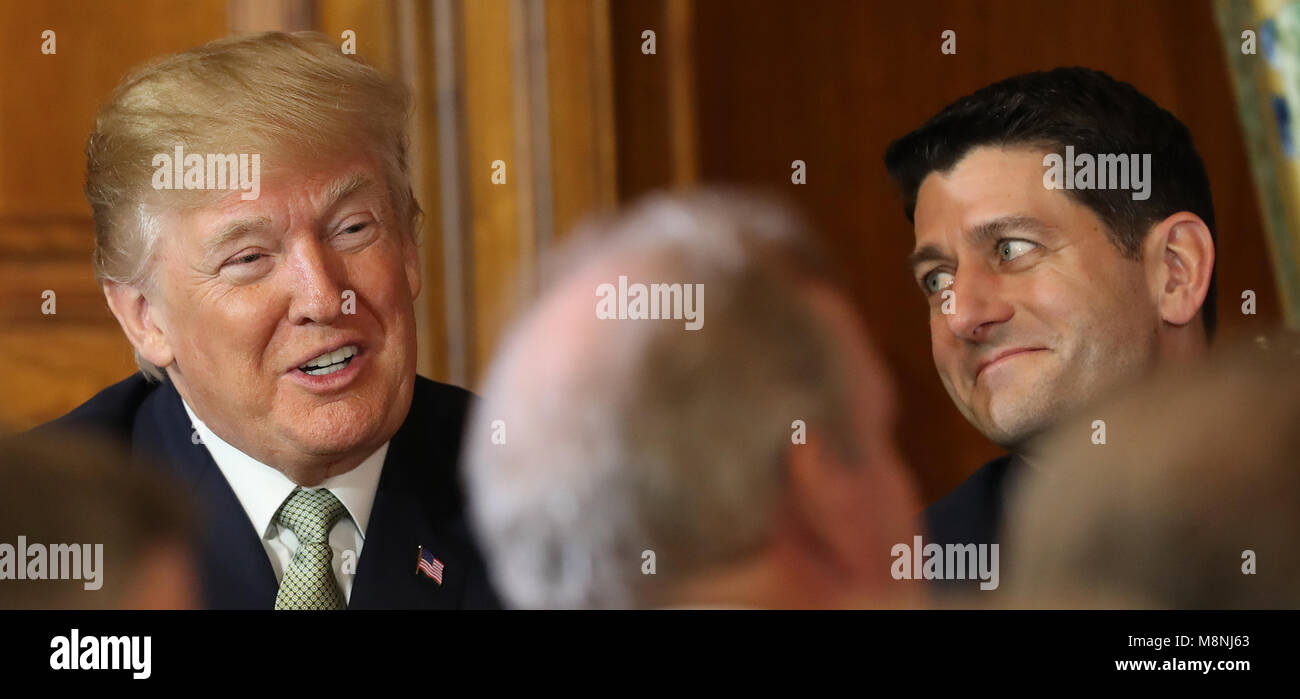 US-Präsident Donald Trump und Sprecher Paul Ryan im Haus der Kongress St. Patricks Tag Mittagessen. Stockfoto