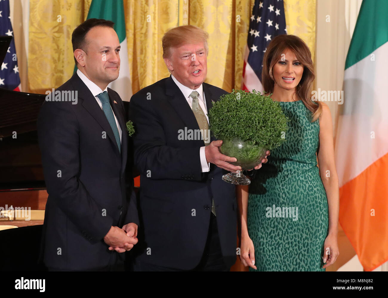 Irische Premierminister Leo Varadkar präsentiert uns Präsident Donald Trump mit einer Schüssel von Shamrock als Melania Trump auf während der jährlichen Preisverleihung im Weißen Haus in Washington DC, USA aussieht. Stockfoto