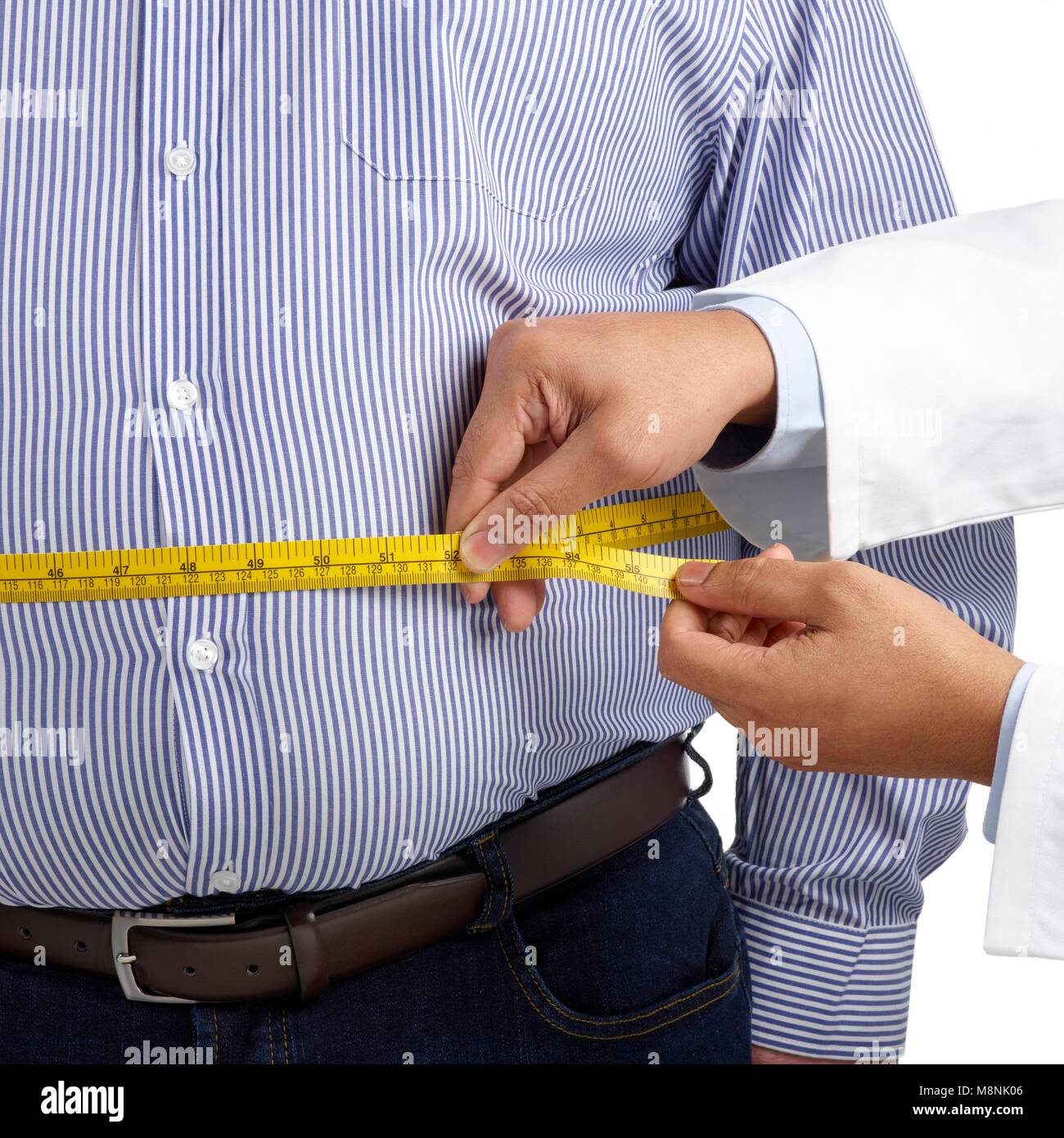 Arzt messen Taille ein übergewichtiger Mann mit einem Maßband. Stockfoto