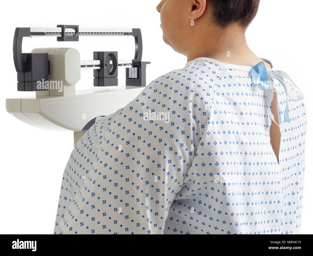 Übergewichtige Frau mit Krankenhaus Waagen. Stockfoto