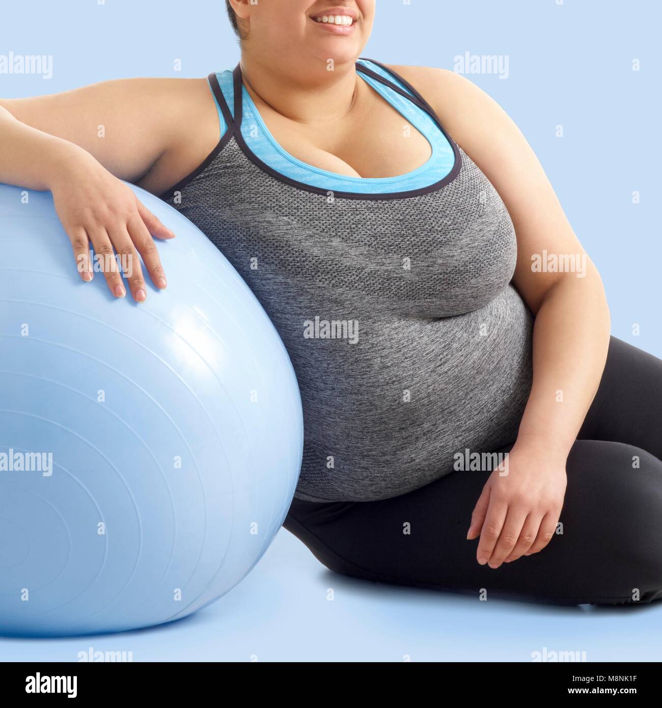 Übergewichtige Frau gegen übung Kugel ruht. Stockfoto