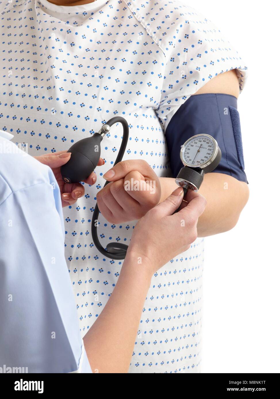 Frau im Krankenhaus Kleid in Blutdruck genommen. Stockfoto