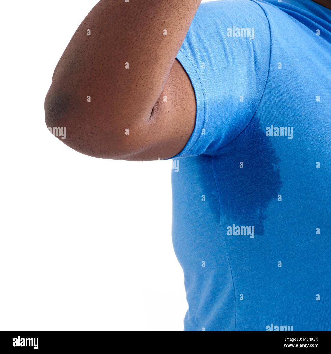 Übergewichtige Menschen mit Arm angehoben und Schweiß Patch unter dem Arm. Stockfoto