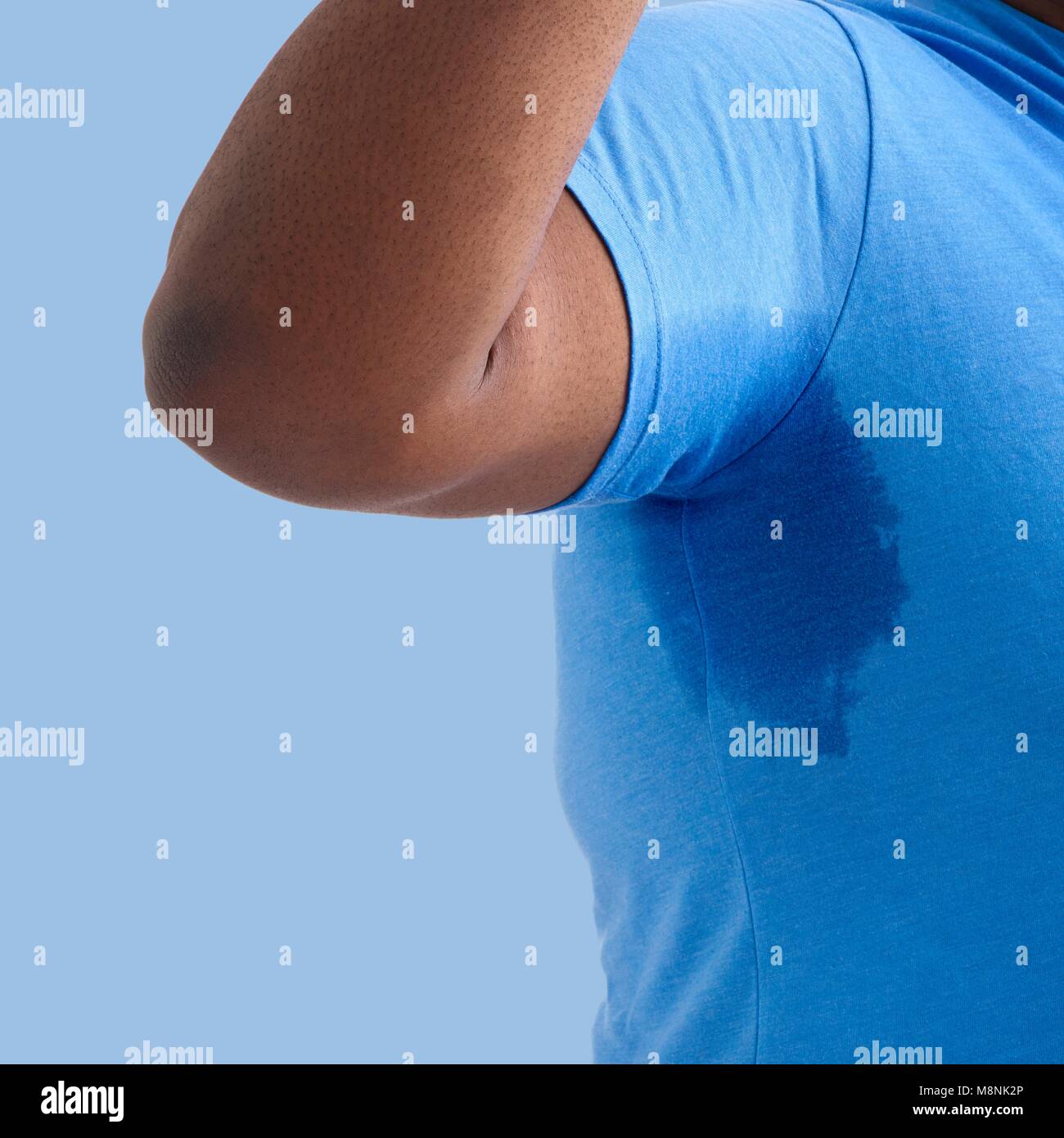 Übergewichtige Menschen mit Arm angehoben und Schweiß Patch unter dem Arm. Stockfoto