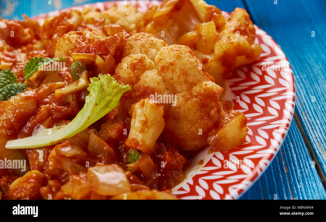 Indische Küche. Blumenkohl Tikka Masala, Traditionelle sortierten Indien Gerichte, Ansicht von oben. Stockfoto