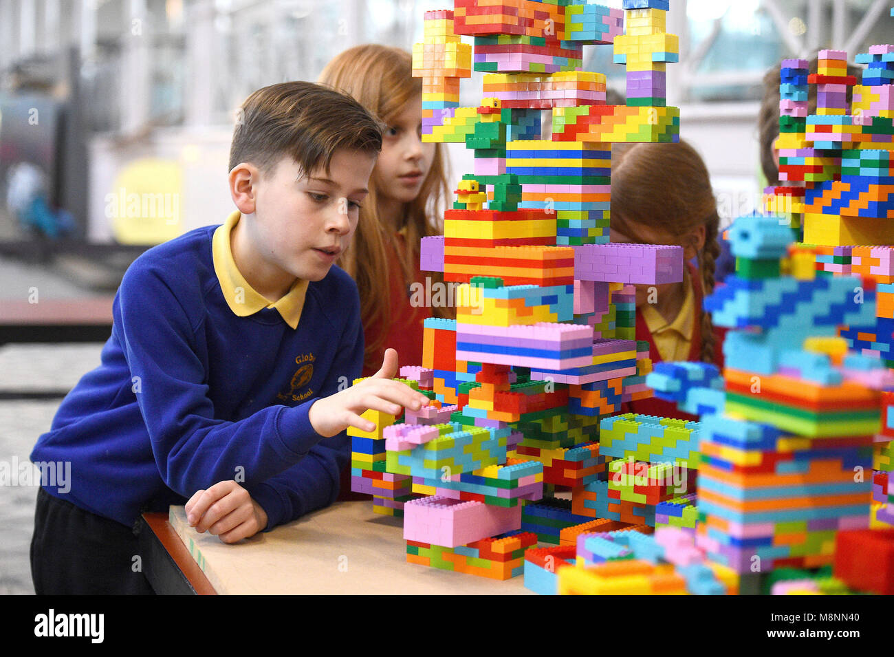 Schüler der Globe Primary School bauen im V&A Museum of Childhood in London im Rahmen der Ausstellung Nordic Design for Children eine Lego-Skulptur. Stockfoto