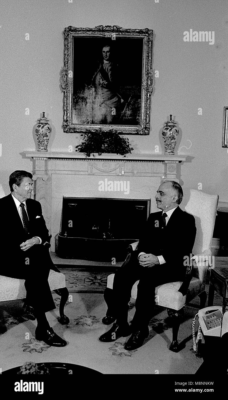 Washington, DC., USA, 13. Februar 1984 Präsident Ronald Reagan trifft sich mit König Hussein II. von Jordanien im Oval Office des Weißen Hauses. Credit: Mark Reinstein/MediaPunch Stockfoto