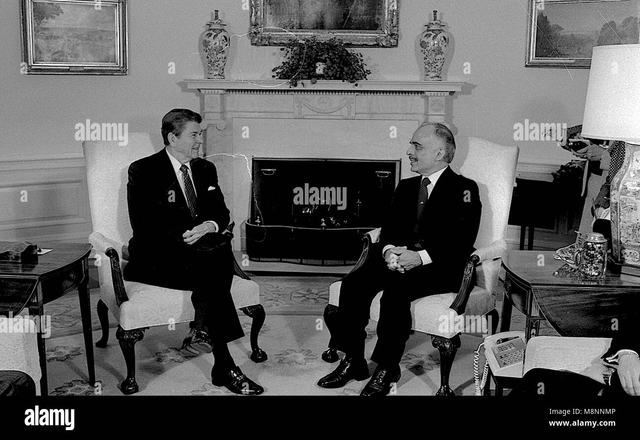 Washington, DC., USA, 13. Februar 1984 Präsident Ronald Reagan trifft sich mit König Hussein II. von Jordanien im Oval Office des Weißen Hauses. Credit: Mark Reinstein/MediaPunch Stockfoto