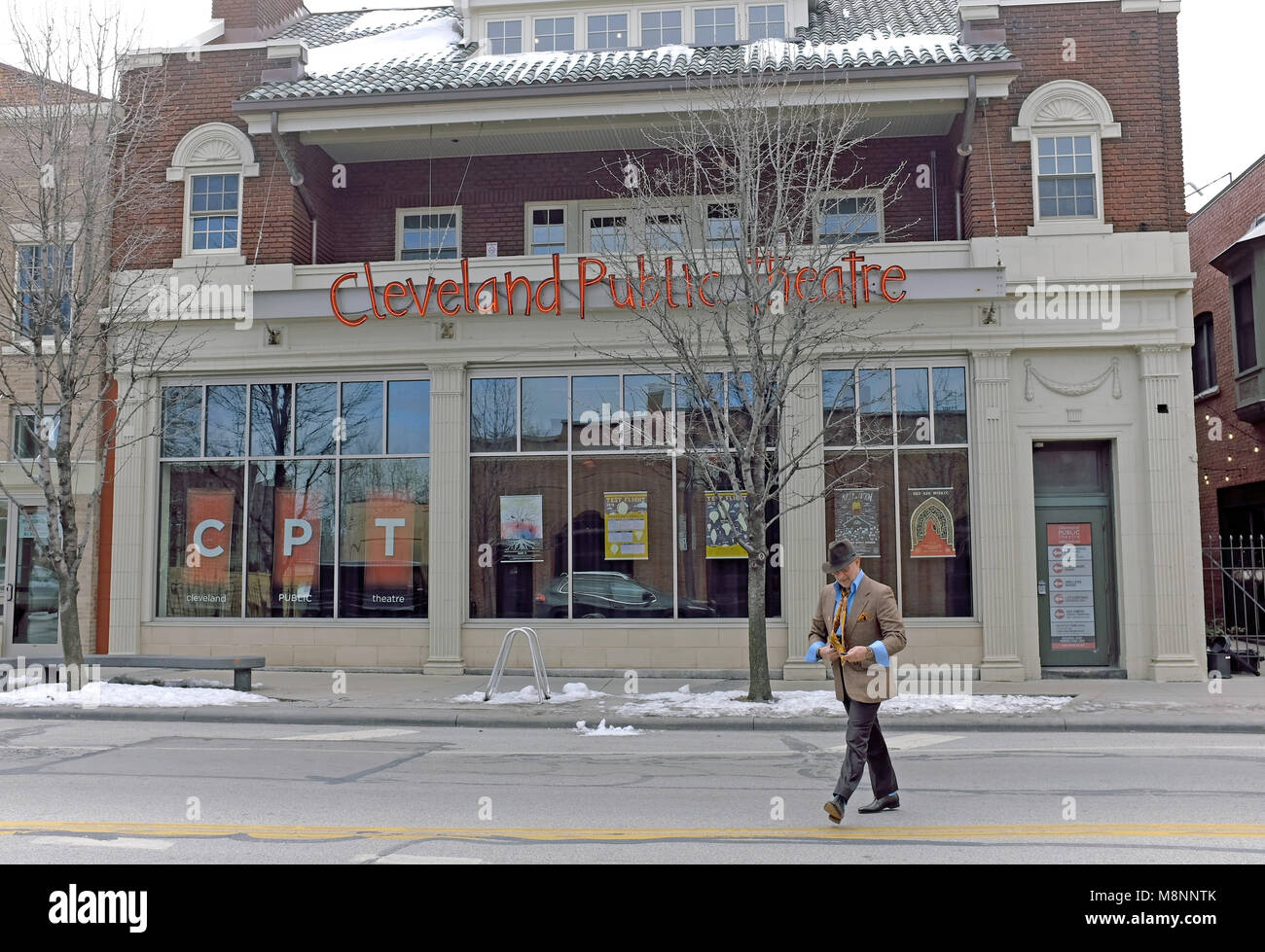 Ein Mann kreuzt die Straße vor der Cleveland öffentliche Theater in der neu belebt Gordon Square District in Cleveland, Ohio, USA. Stockfoto