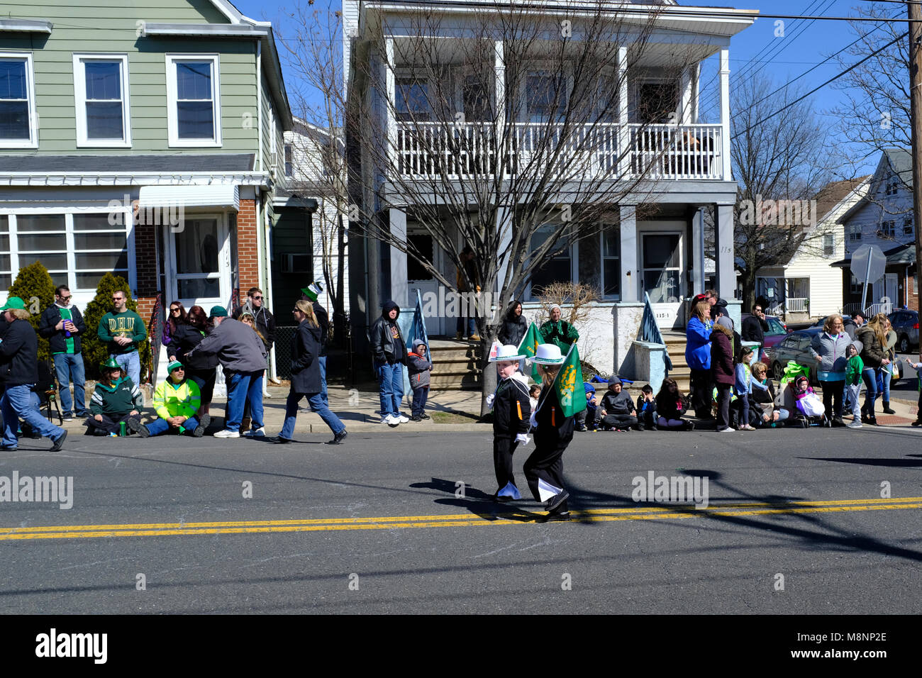 Kinder marschieren in der St. Patrick's Day Parade in South Amboy, New Jersey Stockfoto