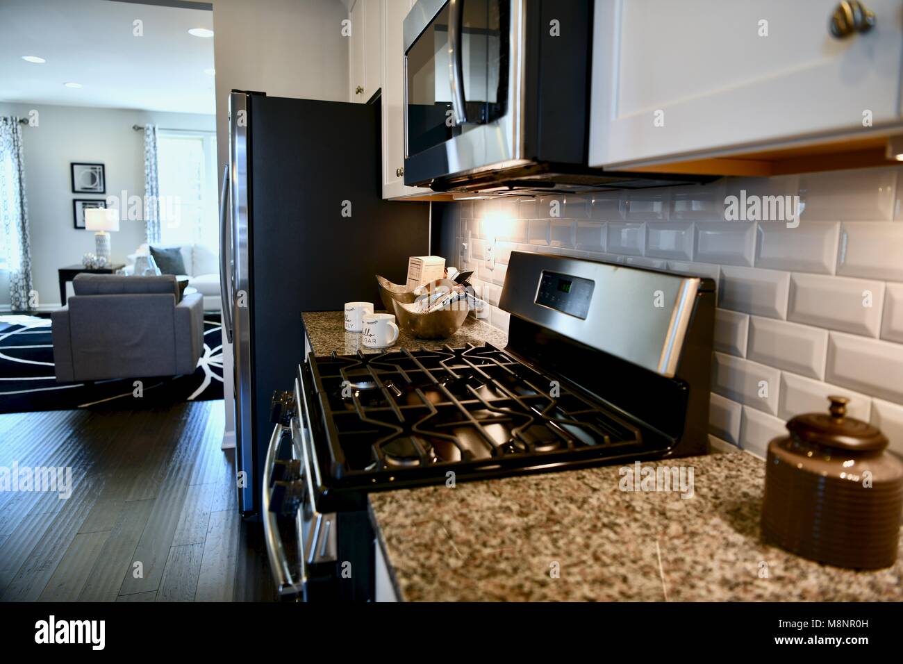 Blick auf Küche und Wohnzimmer in einem modernen Haus mit offenen Grundriss Konzept Stockfoto