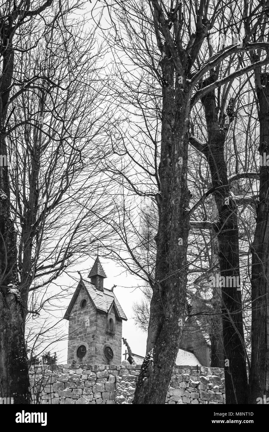 Der Turm der mittelalterlichen Kirche Wang in Karpacz, Polen, fotografiert im Winter. Es ist eine norwegische Stabkirche, die Karkonosze m übertragen wurde. Stockfoto