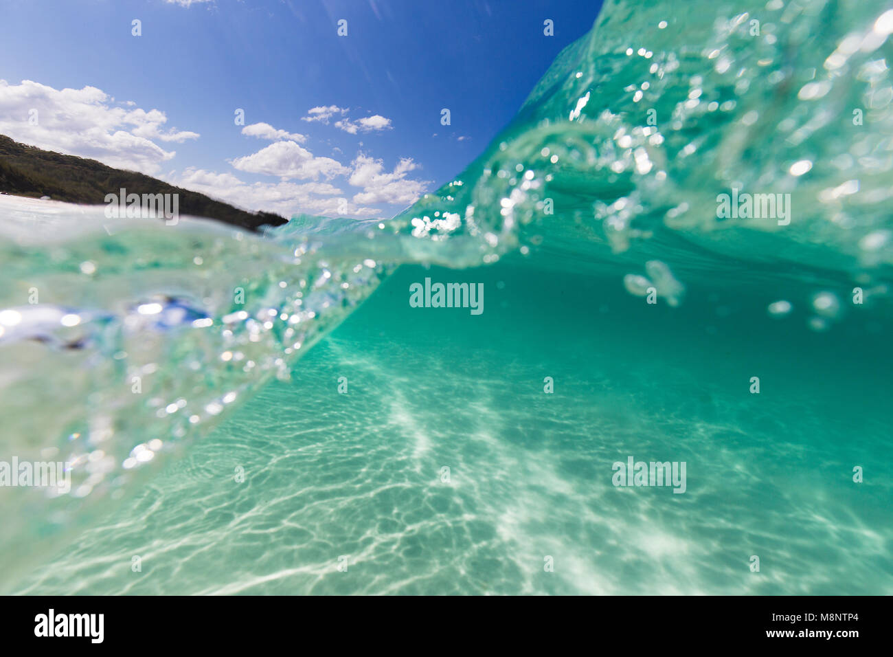 Klare türkisfarbene Meer Wasser mit blauer Himmel Stockfoto