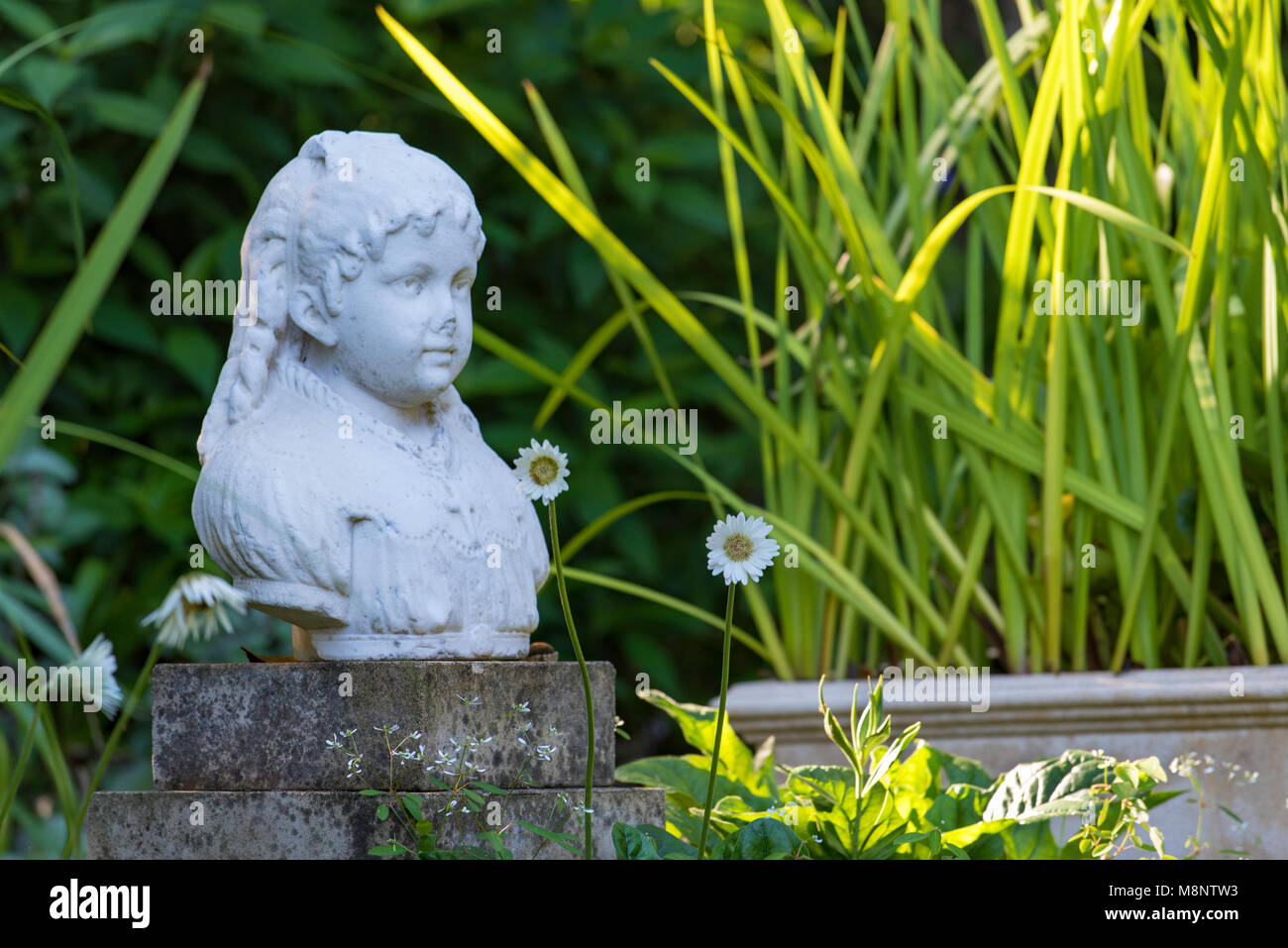 Wasser Blenden in großen Töpfen und eine Marmorstatue aus Carrara in Italien sitzen in einem üppigen Garten in einem Vorort von Sydney, Australien Stockfoto