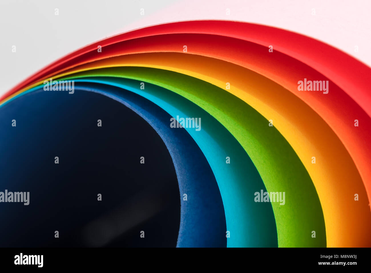 Rainbow Blätter mit farbigen Karte bildet eine leichte Kurve Stockfoto