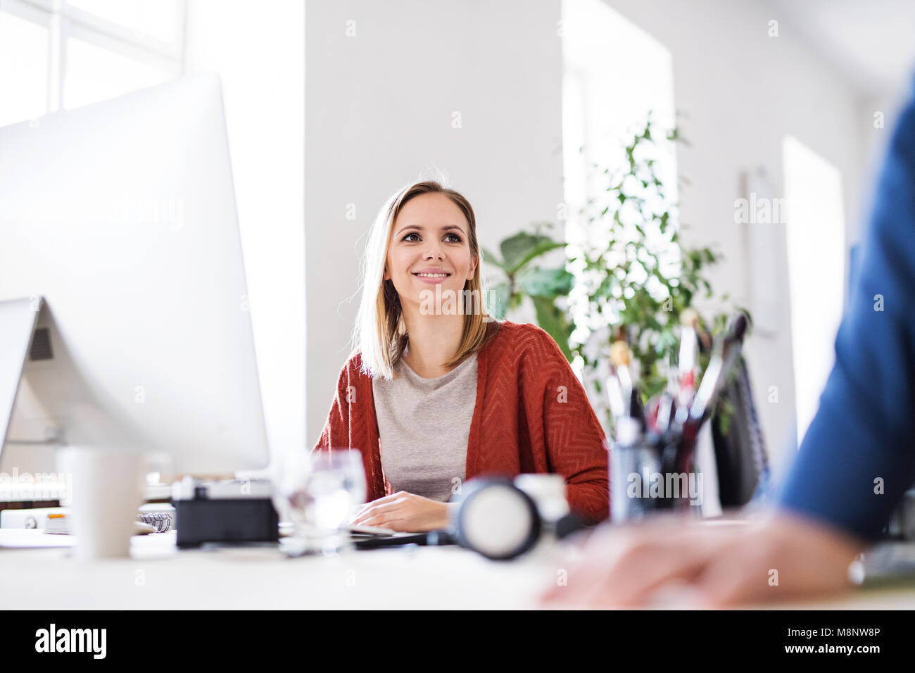 Geschäftsfrau am Schreibtisch in Ihrem Büro. Stockfoto