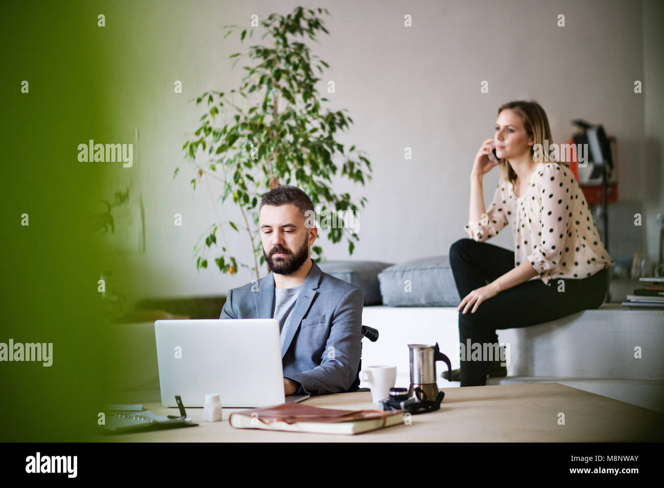 Zwei Geschäftsleute mit Smartphone im Büro. Stockfoto