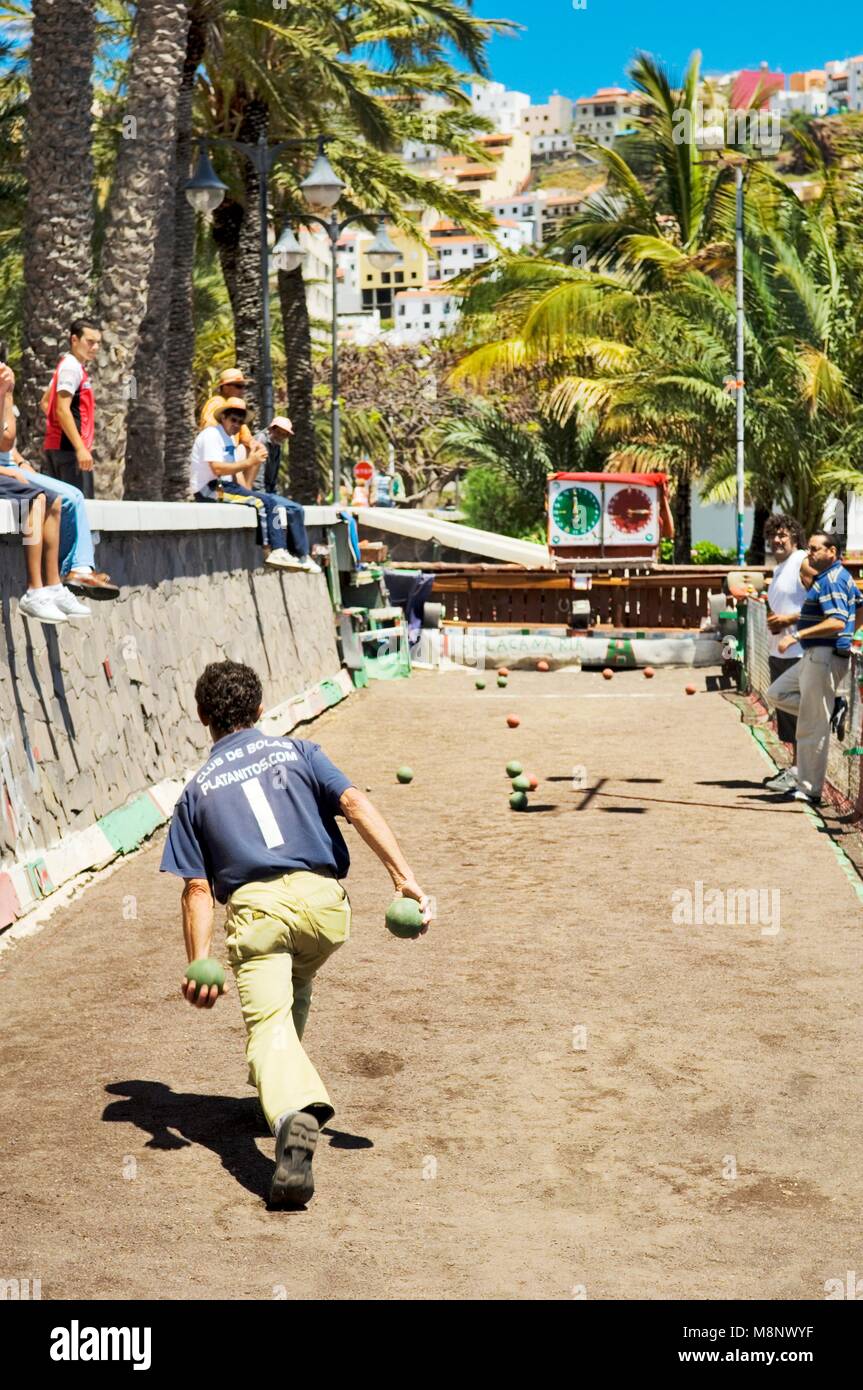 La Gomera, Kanarische Inseln. Kegelbahn an der Küste von San Sebastian. La Gomera, La Palma zu spielen. Männer spielen bolas Stockfoto