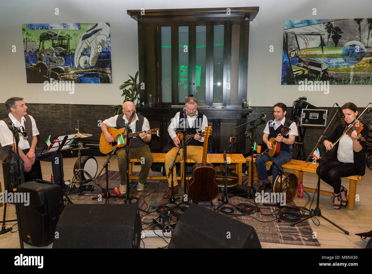 Gruppe der traditionellen irischen Musiker ein Konzert an einem Saint Patricks Day Feier Abendessen im Clubhaus Golf Adeje, Teneriffa, Kanarische Inseln, S Stockfoto