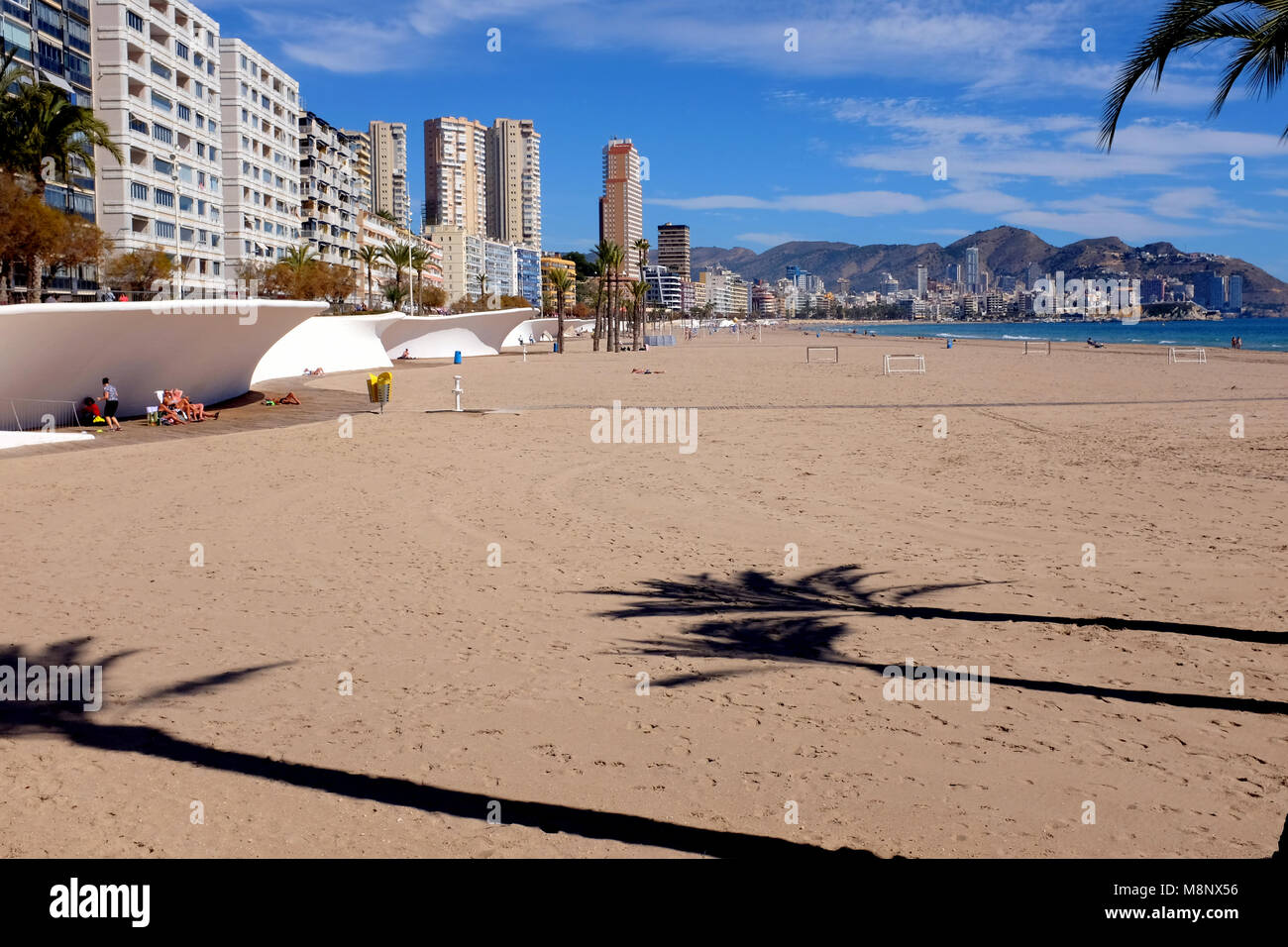 Benidorm, Spanien. März 09, 2018. Urlauber entspannen und Spielen im März Sonne am Strand Poniente in Benidorm an der Costa Blanca in Spanien. Stockfoto