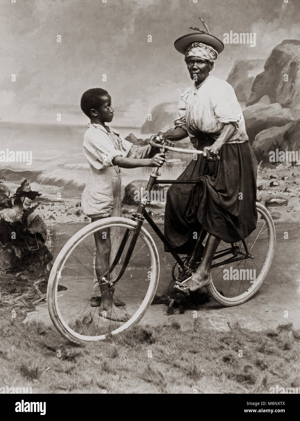 1900 woman bicycle -Fotos und -Bildmaterial in hoher Auflösung – Alamy