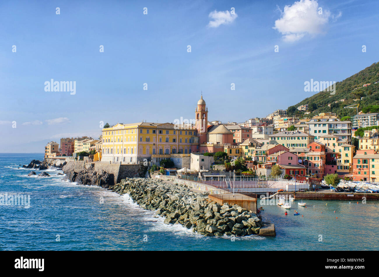 Hafen von Genua Nervi, einem alten Fischerdorf in Ligurien, Italien, an einem schönen sonnigen Tag im Herbst Stockfoto
